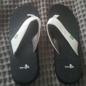 Sanuk white flip flops